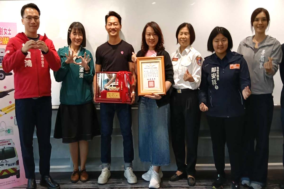 a0120肯塔基美語捐贈頂規救護車4