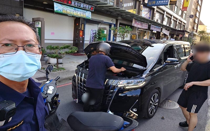 a0312自小客車拋錨路中央