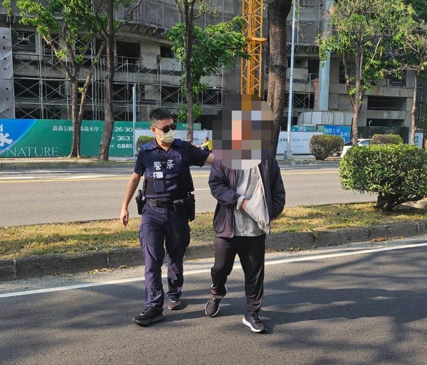 a0428男外出散步迷失