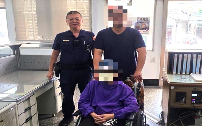 a0511楠梓暖警推輪椅助團圓1