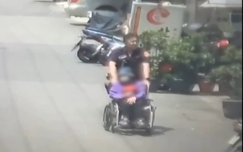 a0511楠梓暖警推輪椅助團圓2
