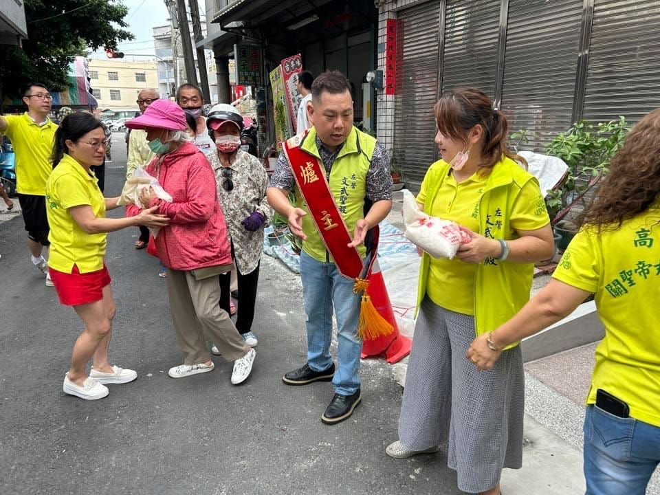 a0718全國好人好事代表攜手左營文武聖殿志工27年公益送暖2