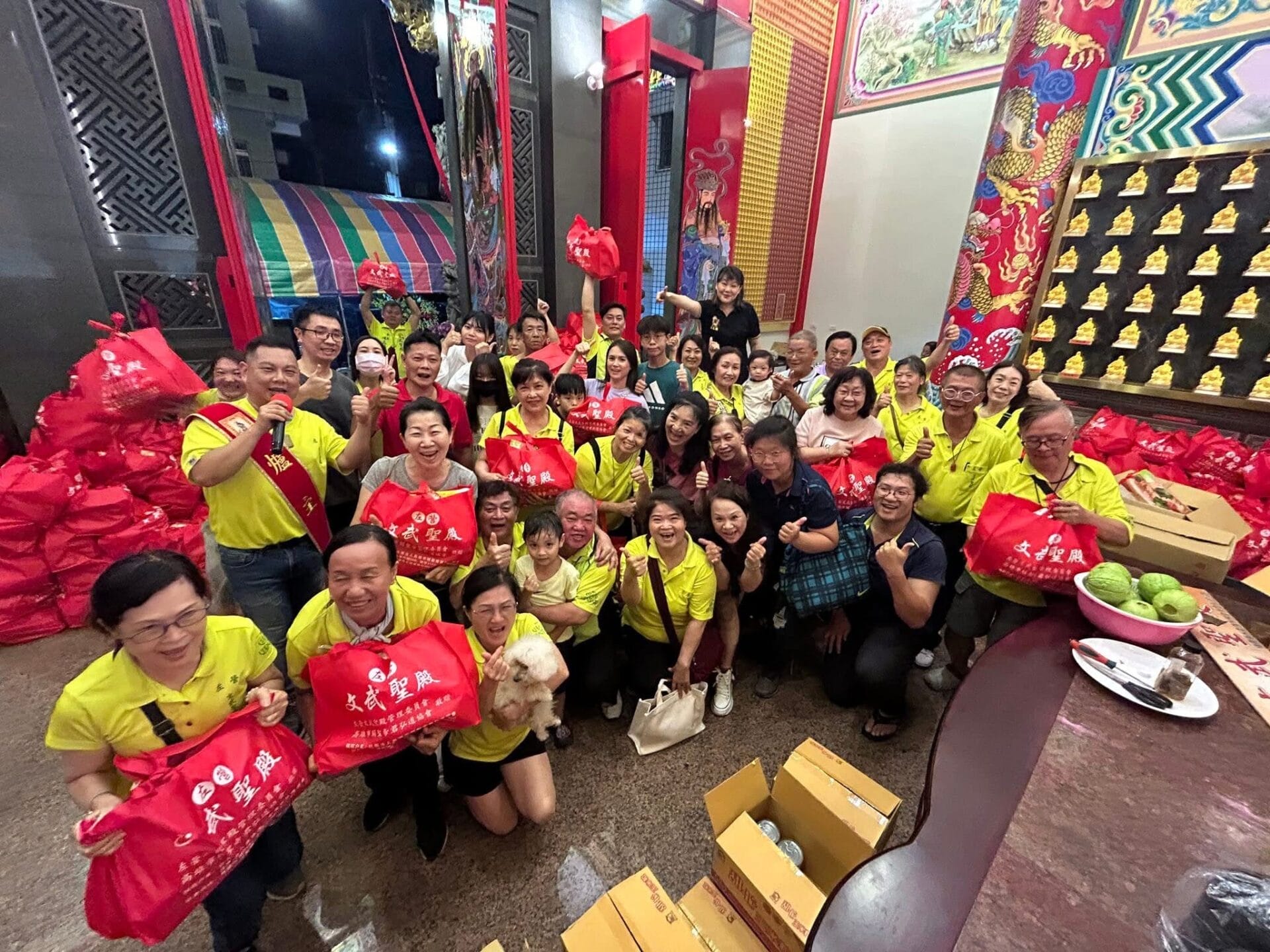 a0718全國好人好事代表攜手左營文武聖殿志工27年公益送暖3