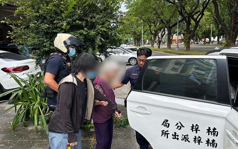 a0811赤腳迷途老嫗誤入民宅