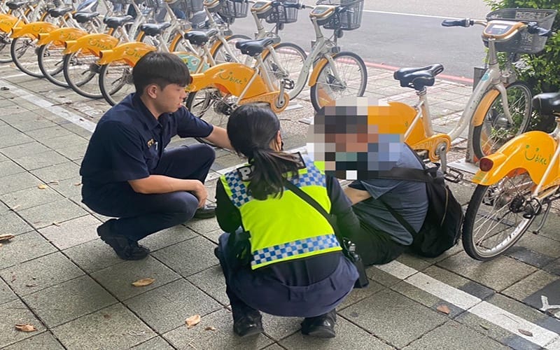 a0821男子不適路倒人行道