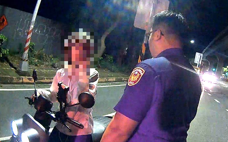 a0823妙齡女誤闖汽車道嚇哭