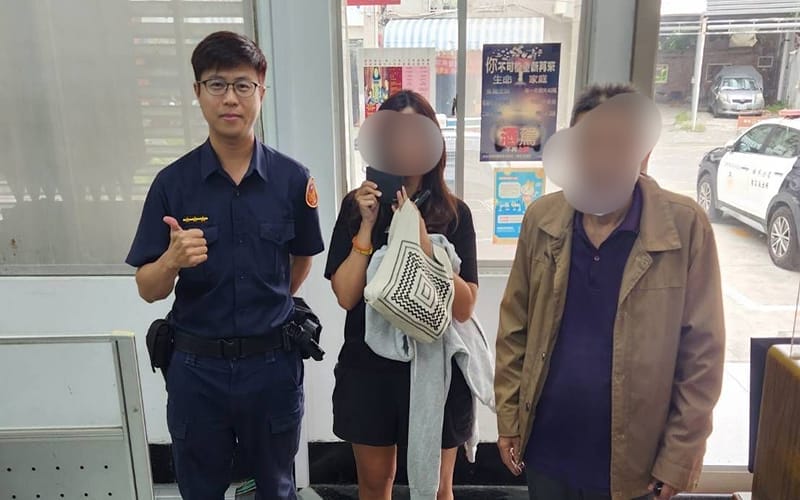 a0917女軍官派出所擁抱老翁1