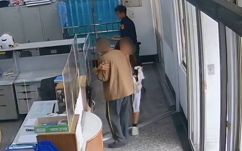 a0917女軍官派出所擁抱老翁2