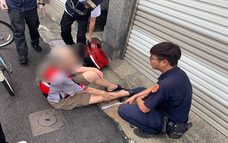 a0919老婦路口不慎跌倒1
