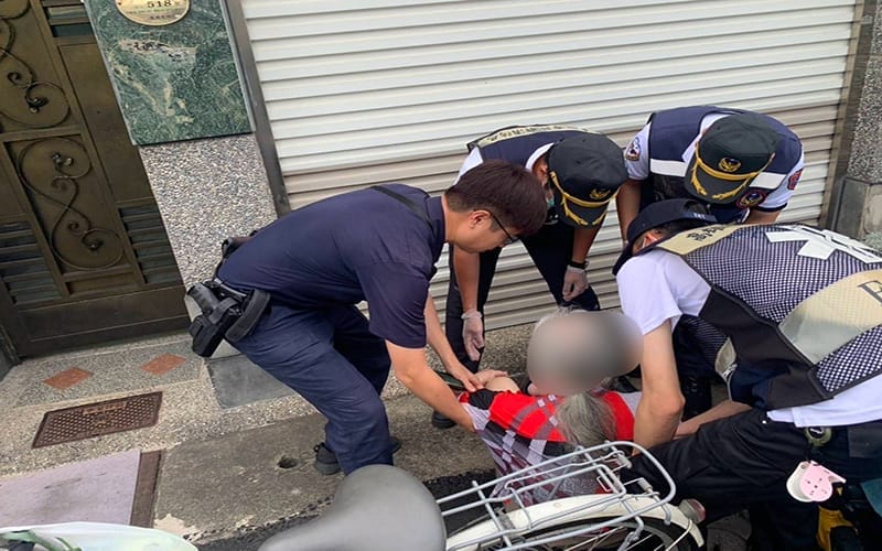 a0919老婦路口不慎跌倒2