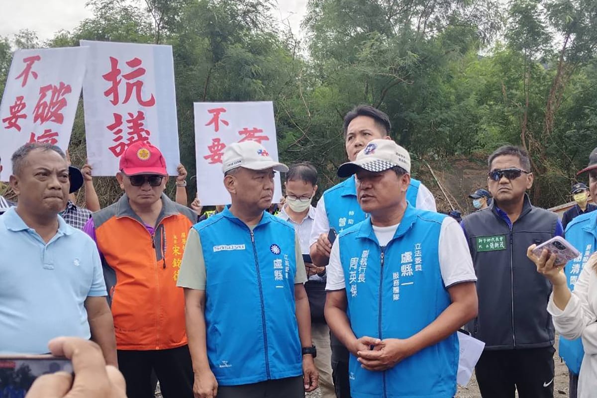 a1020楓港溪河床種西瓜私填土開路4