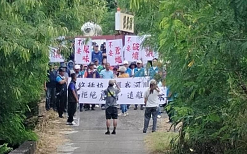 a1020楓港溪河床種西瓜私填土開路5