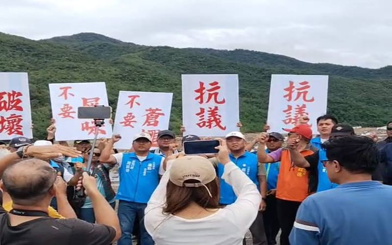 a1020楓港溪河床種西瓜私填土開路6