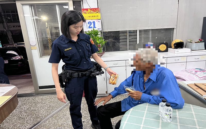 a0523七旬翁深夜體力不支癱坐街頭1