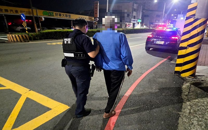 a0523七旬翁深夜體力不支癱坐街頭2