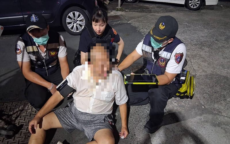 a0811六旬翁身體不適坐臥路旁