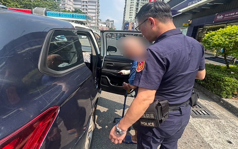 a0915老翁外出購物體力不支1