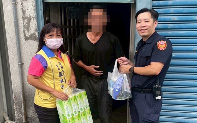 a1111楠警掏腰包籌物資 1