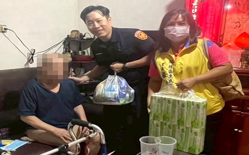 a1111楠警掏腰包籌物資 2