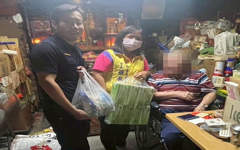 a1111楠警掏腰包籌物資 4