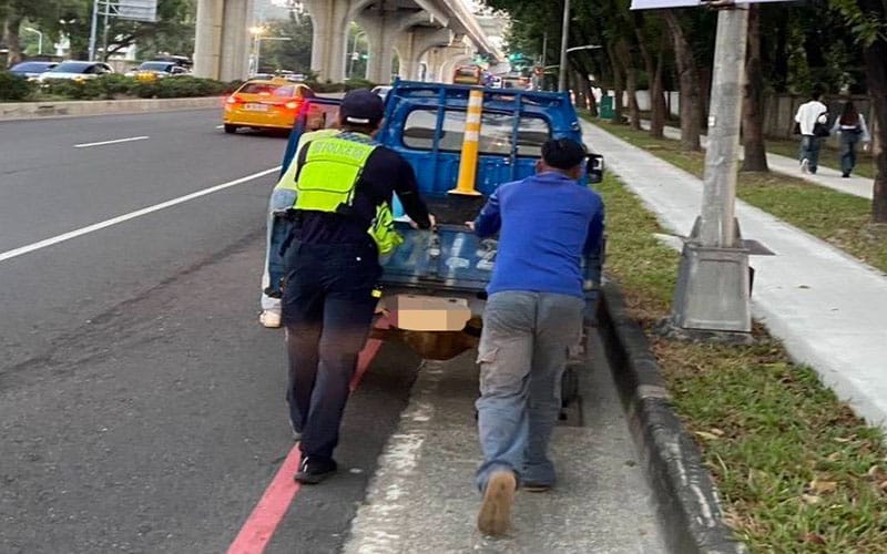 a1123暖警協助拋錨貨車1