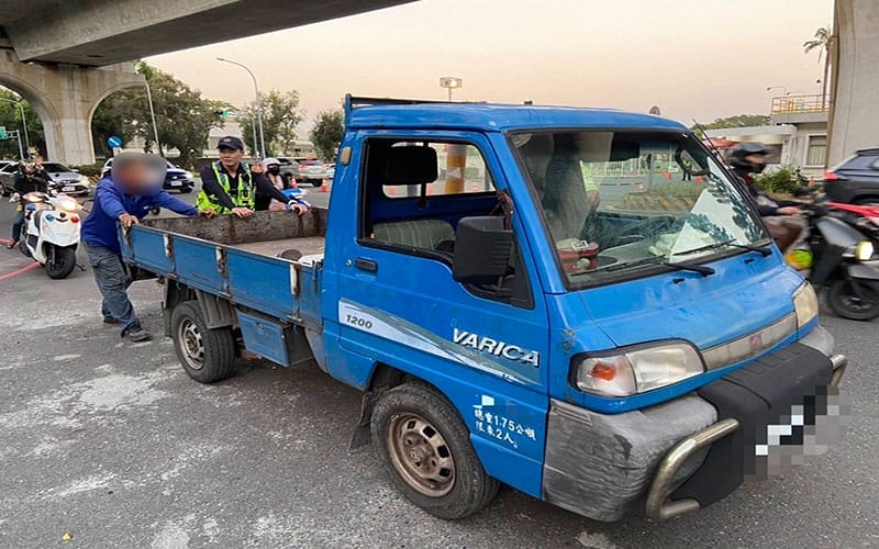 a1123暖警協助拋錨貨車2