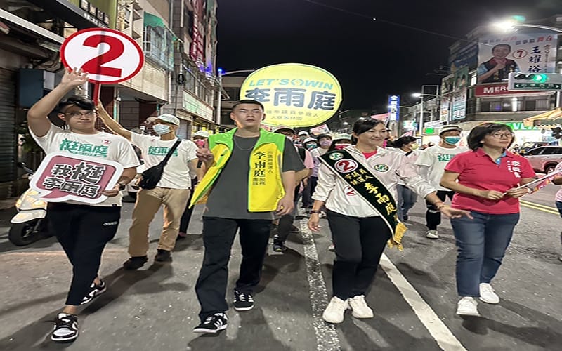 高市1125陳其邁公子陪同李雨庭徒步拜票 2